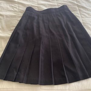 Tarazzia Black pleated zipper back skirt. (K)